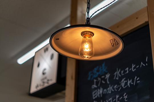 ロゴ:CAFÉ 水とコーヒー