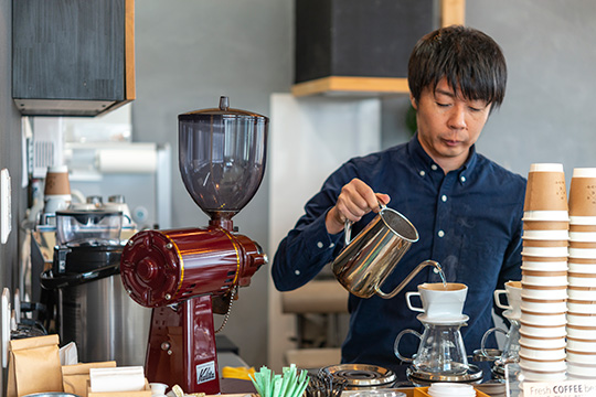 ロゴ:CAFÉ 水とコーヒー